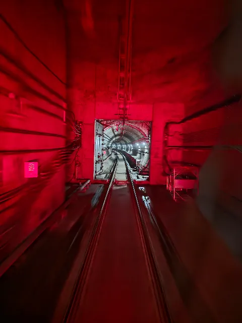 感受了一次地铁头节车厢，感觉像是到了什么恐怖片的片场。